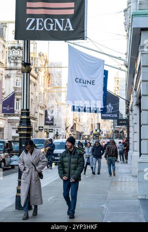 London, Großbritannien. 28. November 2024. Beschilderung für Designerläden in der New Bond Street im West End. Die New Bond Street wurde kürzlich zur drittteuersten Einkaufsstraße der Welt gewählt. Die Via Montenapoleone von Mailand überholt die Upper 5th Avenue in New York und beansprucht damit die Nummer eins. Quelle: Stephen Chung / Alamy Live News Stockfoto