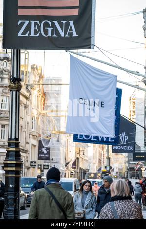 London, Großbritannien. 28. November 2024. Beschilderung für Designerläden in der New Bond Street im West End. Die New Bond Street wurde kürzlich zur drittteuersten Einkaufsstraße der Welt gewählt. Die Via Montenapoleone von Mailand überholt die Upper 5th Avenue in New York und beansprucht damit die Nummer eins. Quelle: Stephen Chung / Alamy Live News Stockfoto