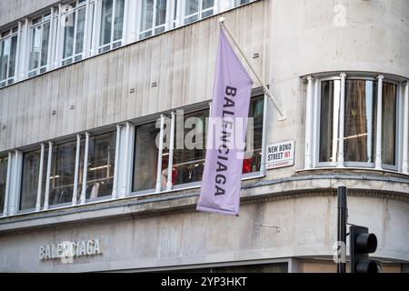 London, Großbritannien. 28. November 2024. Der Balenciaga-Laden in der New Bond Street im West End. Die New Bond Street wurde kürzlich zur drittteuersten Einkaufsstraße der Welt gewählt. Die Via Montenapoleone von Mailand überholt die Upper 5th Avenue in New York und beansprucht damit die Nummer eins. Quelle: Stephen Chung / Alamy Live News Stockfoto