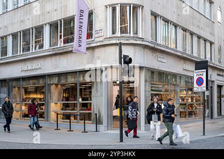 London, Großbritannien. 28. November 2024. Der Balenciaga-Laden in der New Bond Street im West End. Die New Bond Street wurde kürzlich zur drittteuersten Einkaufsstraße der Welt gewählt. Die Via Montenapoleone von Mailand überholt die Upper 5th Avenue in New York und beansprucht damit die Nummer eins. Quelle: Stephen Chung / Alamy Live News Stockfoto