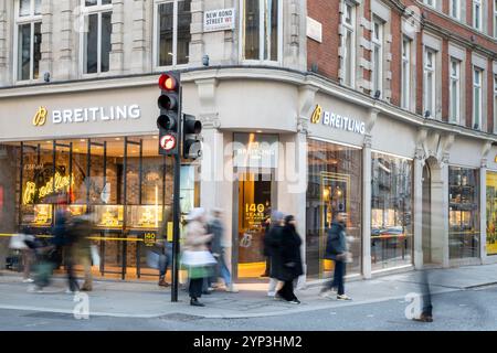 London, Großbritannien. 28. November 2024. Der Breitling-Laden in der New Bond Street im West End. Die New Bond Street wurde kürzlich zur drittteuersten Einkaufsstraße der Welt gewählt. Die Via Montenapoleone von Mailand überholt die Upper 5th Avenue in New York und beansprucht damit die Nummer eins. Quelle: Stephen Chung / Alamy Live News Stockfoto