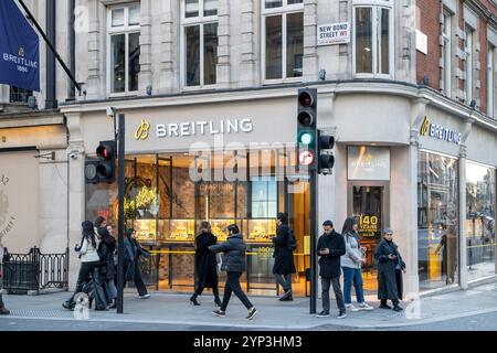 London, Großbritannien. 28. November 2024. Der Breitling-Laden in der New Bond Street im West End. Die New Bond Street wurde kürzlich zur drittteuersten Einkaufsstraße der Welt gewählt. Die Via Montenapoleone von Mailand überholt die Upper 5th Avenue in New York und beansprucht damit die Nummer eins. Quelle: Stephen Chung / Alamy Live News Stockfoto