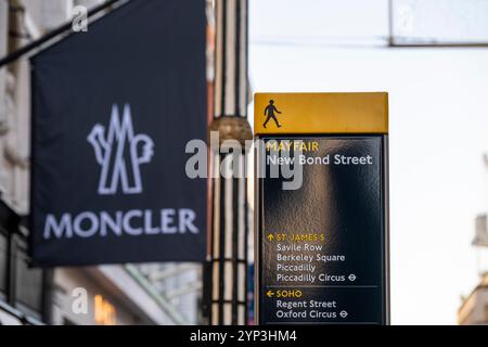 London, Großbritannien. 28. November 2024. Beschilderung für den Moncler-Laden in der New Bond Street im West End. Die New Bond Street wurde kürzlich zur drittteuersten Einkaufsstraße der Welt gewählt. Die Via Montenapoleone von Mailand überholt die Upper 5th Avenue in New York und beansprucht damit die Nummer eins. Quelle: Stephen Chung / Alamy Live News Stockfoto