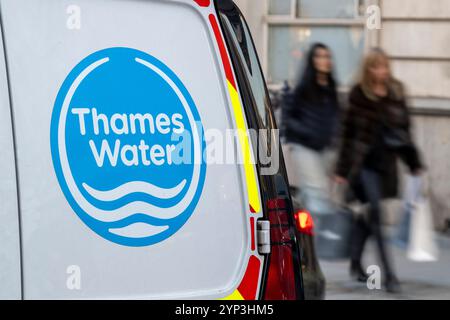 London, Großbritannien. 28. November 2024. Ein Wasserbus an der Themse parkte in der New Bond Street. Das Unternehmen ist weiterhin mit Kritik und finanziellen Schwierigkeiten konfrontiert. Die OFWAT hat dem Unternehmen mitgeteilt, dass die Aktionäre einen an den Chief Executive geschuldeten Bonus zahlen sollten, nicht die Mittel des Unternehmens. Quelle: Stephen Chung / Alamy Live News Stockfoto