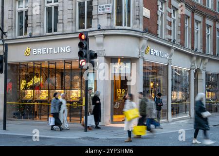 London, Großbritannien. 28. November 2024. Der Breitling-Laden in der New Bond Street im West End. Die New Bond Street wurde kürzlich zur drittteuersten Einkaufsstraße der Welt gewählt. Die Via Montenapoleone von Mailand überholt die Upper 5th Avenue in New York und beansprucht damit die Nummer eins. Quelle: Stephen Chung / Alamy Live News Stockfoto