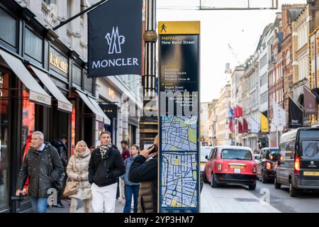 London, Großbritannien. 28. November 2024. Beschilderung für den Moncler-Laden in der New Bond Street im West End. Die New Bond Street wurde kürzlich zur drittteuersten Einkaufsstraße der Welt gewählt. Die Via Montenapoleone von Mailand überholt die Upper 5th Avenue in New York und beansprucht damit die Nummer eins. Quelle: Stephen Chung / Alamy Live News Stockfoto