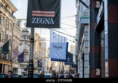 London, Großbritannien. 28. November 2024. Beschilderung für Designerläden in der New Bond Street im West End. Die New Bond Street wurde kürzlich zur drittteuersten Einkaufsstraße der Welt gewählt. Die Via Montenapoleone von Mailand überholt die Upper 5th Avenue in New York und beansprucht damit die Nummer eins. Quelle: Stephen Chung / Alamy Live News Stockfoto