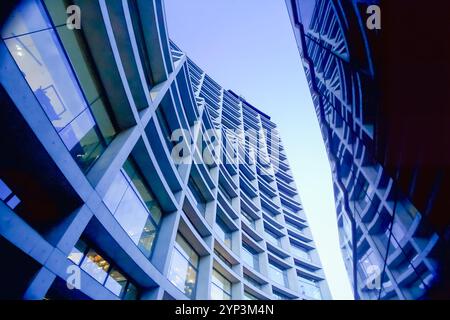 Ein modernes Gebäude mit einer geschwungenen Fassade und großen Glasfenstern. Die Struktur verfügt über ein einzigartiges Design mit sich wiederholenden geometrischen Mustern, Taiwan, ASI Stockfoto