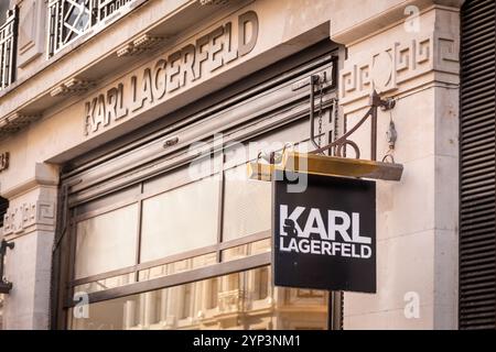 LONDON, 25. NOVEMBER 2024: Karl Lagerfeld in der Regent Street. Modemarke. Stockfoto