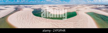 Luftaufnahme von Lencois Maranhenses. Weiße Sanddünen mit Pools aus frischem und transparentem Wasser. Wüste. Barreirinhas. Maranhao State. Brasilien Stockfoto