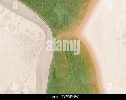 Luftaufnahme von Lencois Maranhenses. Weiße Sanddünen mit Pools aus frischem und transparentem Wasser. Wüste. Barreirinhas. Maranhao State. Brasilien Stockfoto