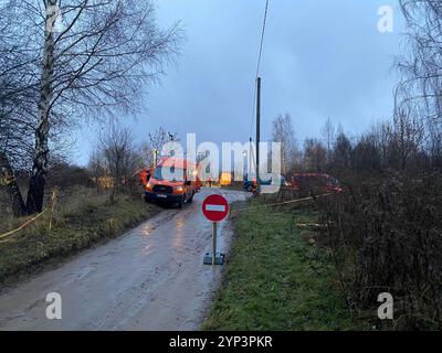 Vilnius, Litauen. November 2024. Die litauische Polizei sperrt die Straße, während Ermittler und Rettungsdienste an der Absturzstelle arbeiten. Die Ermittler in Litauen gehen davon aus, dass die Daten des Flugdatenschreibers und des Sprachaufzeichners des abgestürzten Frachtflugzeugs aus Deutschland in naher Zukunft ausgelesen werden können. Quelle: Alexander Welscher/dpa/Alamy Live News Stockfoto