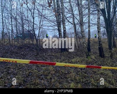 Vilnius, Litauen. November 2024. Die litauische Polizei sichert die abgesperrte Absturzstelle. Die Ermittler in Litauen gehen davon aus, dass die Daten des Flugdatenschreibers und des Sprachschreibers des abgestürzten Frachtflugzeugs in naher Zukunft aus Deutschland ausgelesen werden können. Quelle: Alexander Welscher/dpa/Alamy Live News Stockfoto