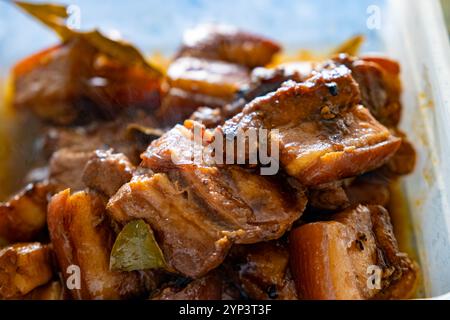Schweinebauch Adobo ist eine berühmte Küche oder ein Gericht auf den Philippinen. Es ist auf Soja-Basis mit Essig. Stockfoto