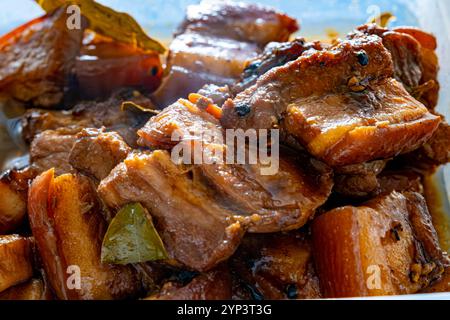 Schweinebauch Adobo ist eine berühmte Küche oder ein Gericht auf den Philippinen. Es ist auf Soja-Basis mit Essig. Stockfoto