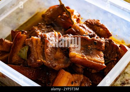 Schweinebauch Adobo ist eine berühmte Küche oder ein Gericht auf den Philippinen. Es ist auf Soja-Basis mit Essig. Stockfoto