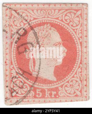 ÖSTERREICH - UM 1867: Fragment des Originalumschlags mit vorgedruckter roséroter 5-Kreuzmarke mit geprägtem Porträt des jungen Monarchen Franz Josef. Franz Joseph I. oder Franz Joseph I. war vom 2. Dezember 1848 bis zu seinem Tod am 21. November 1916 Kaiser von Österreich, König von Ungarn und den anderen staaten der Habsburgermonarchie. Zu Beginn seiner Regierungszeit wurden seine Reiche und Gebiete als Österreichisches Reich bezeichnet, wurden aber 1867 als Doppelmonarchie des Österreichisch-Ungarischen Reiches wiederaufgebaut Stockfoto