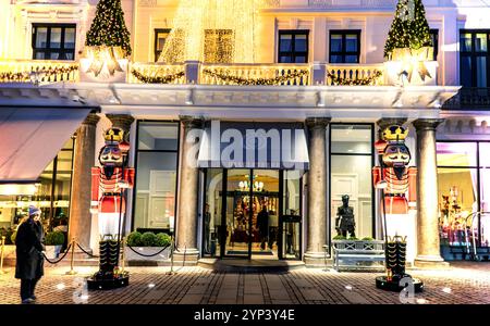 Das Hotel D'Angleterre in der nächtlichen Weihnachtszeit Stockfoto