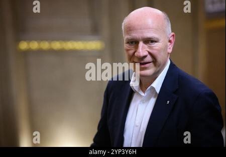 Berlin, Deutschland. November 2024. Kai Wegner (CDU), Regierender Bürgermeister von Berlin, steht nach einem Interview mit der deutschen Presseagentur dpa im Foyer des Roten Rathauses. Quelle: Bernd von Jutrczenka/dpa/Alamy Live News Stockfoto