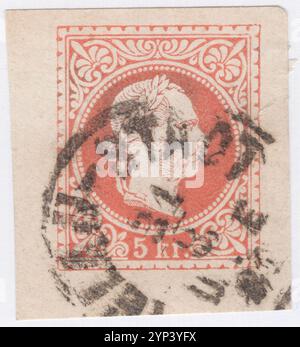 ÖSTERREICH - UM 1867: Fragment des Originalumschlags mit vorgedruckter roséroter 5-Kreuzmarke mit geprägtem Porträt des jungen Monarchen Franz Josef. Franz Joseph I. oder Franz Joseph I. war vom 2. Dezember 1848 bis zu seinem Tod am 21. November 1916 Kaiser von Österreich, König von Ungarn und den anderen staaten der Habsburgermonarchie. Zu Beginn seiner Regierungszeit wurden seine Reiche und Gebiete als Österreichisches Reich bezeichnet, wurden aber 1867 als Doppelmonarchie des Österreichisch-Ungarischen Reiches wiederaufgebaut Stockfoto