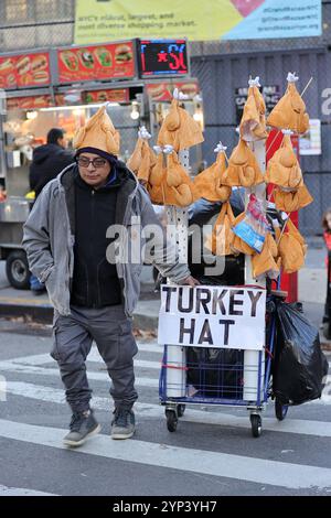 New York, New York, USA. November 2024. Ein Mann zieht einen Wagen, der Truthahnhüte verkauft, vor der Macy's Thanksgiving Day Parade am Thanksgiving Day. (Kreditbild: © Luiz Rampelotto/ZUMA Press Wire) NUR REDAKTIONELLE VERWENDUNG! Nicht für kommerzielle ZWECKE! Stockfoto