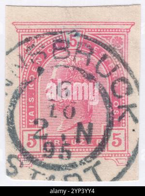 ÖSTERREICH - UM 1891: Fragment des Originalumschlags mit vorgedruckter roséroter 5-Kreuzmarke mit Porträt des Monarchen Franz Josef. Franz Joseph I. oder Franz Joseph I. war vom 2. Dezember 1848 bis zu seinem Tod am 21. November 1916 Kaiser von Österreich, König von Ungarn und den anderen staaten der Habsburgermonarchie. Zu Beginn seiner Regierungszeit wurden seine Reiche und Gebiete als Österreichisches Reich bezeichnet, wurden aber 1867 als Doppelmonarchie des Österreichisch-Ungarischen Reiches wiederaufgebaut Stockfoto