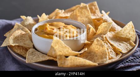 mexikanischer heißer Queso-Käse-Dip mit Maistortilla-Chips auf Teller Stockfoto