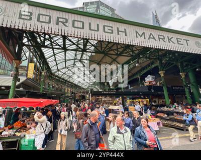 London, England, UK - 3. Juli 2024: People in Borough Market in Central London Stockfoto