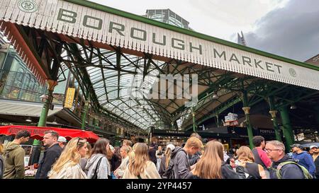 London, England, Vereinigtes Königreich - 3. Juli 2024: Menschen außerhalb der Entrance zum Borough Market im Zentrum von London Stockfoto