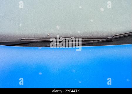 Auf eine gefrorene Windschutzscheibe in einem blauen Auto, Großbritannien Stockfoto