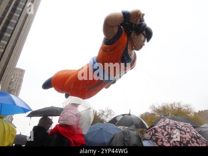 New York, Usa. November 2024. Der Goku-Ballon schwebt am Columbus Circle im Regen während der 98. Macy's Thanksgiving Day Parade in New York City am Donnerstag, den 28. November 2024. Foto: John Angelillo/UPI Credit: UPI/Alamy Live News Stockfoto