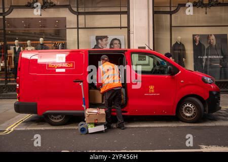 LONDON – 25. NOVEMBER 2024: Royal Mail Lieferwagen und Fahrer im Zentrum von London. Stockfoto