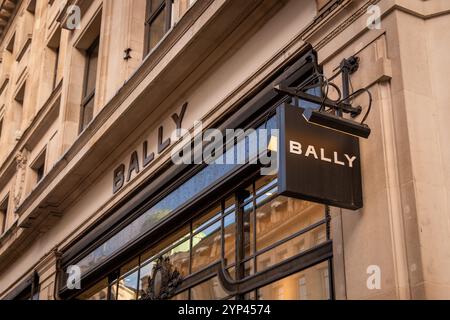 LONDON, 25. NOVEMBER 2024: Bally-Geschäft in der Regent Street, Schweizer Luxusmarke Stockfoto