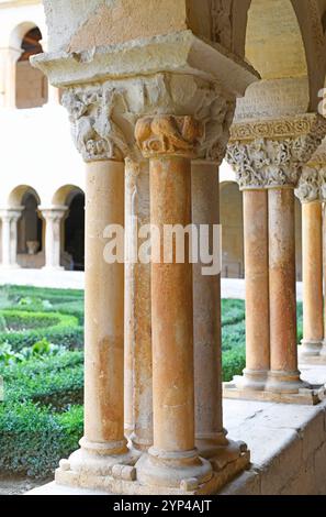 Kloster Santo Domingo de Silos. Romanischer Kreuzgang (11.-12. Jahrhundert). Spalten und Großbuchstaben. Burgos, Castilla y León, Spanien Stockfoto