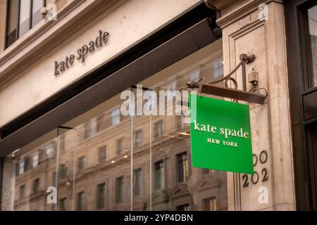 LONDON, 25. NOVEMBER 2024: Kate Spade in der Regent Street, US-amerikanische New Yorker Modemarke. Stockfoto