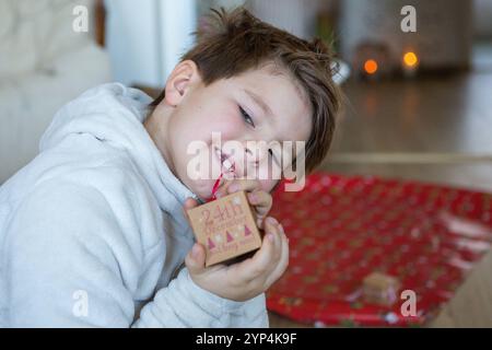 23. November 2024: Symbolisches Image für ein nachhaltiges Weihnachtsfest: Kleine, sorgfältig ausgewählte Geschenke zeigen, dass nicht der Preis, sondern die Geste zählt. Kinder lernen, dass Weihnachten mehr ist als nur Konsum - ein Symbol für echte Werte, Achtsamkeit und Freude am Geben. *** Symbolbild für ein nachhaltiges Weihnachten: Kleine, mit Bedacht gewählte Geschenke zeigen, dass es nicht der Preis, sondern die Geste ist, die zählt. Kinder lernen, dass Weihnachten mehr ist als Konsum ein Symbol für echte Werte, Achtsamkeit und Freude am Schenken. Stockfoto