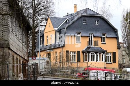 Probeziehen der Lok Hegel die Mühle Rottluff , das Elternhaus von Maler Karl Schmidt-Rottluff und das spätere Wohnhaus in Chemnitz werden mit Hochdruck zu einer Begegnungsstätte mit dem berühmten Expressionisten umgebaut. Am 1. Dezember , dem 140. Geburtstag des Malers, wird der Förderverein die Wohnmühle offiziell eröffnen. Diese bedeutende Maßnahme ist Teil der Vorbereitungen auf das Kulturhauptstadtjahr ab Januar 2025. Das Mühlengebäude an der Limbacher Straße 382, in dem der Expressionist 21 Jahre seine Kindheit und Jugendzeit verbrachte, ist denkmalgerecht saniert und vom Förderverein als Stockfoto