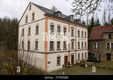 Probeziehen der Lok Hegel die Mühle Rottluff , das Elternhaus von Maler Karl Schmidt-Rottluff und das spätere Wohnhaus in Chemnitz werden mit Hochdruck zu einer Begegnungsstätte mit dem berühmten Expressionisten umgebaut. Am 1. Dezember , dem 140. Geburtstag des Malers, wird der Förderverein die Wohnmühle offiziell eröffnen. Diese bedeutende Maßnahme ist Teil der Vorbereitungen auf das Kulturhauptstadtjahr ab Januar 2025. Das Mühlengebäude an der Limbacher Straße 382, in dem der Expressionist 21 Jahre seine Kindheit und Jugendzeit verbrachte, ist denkmalgerecht saniert und vom Förderverein als Stockfoto