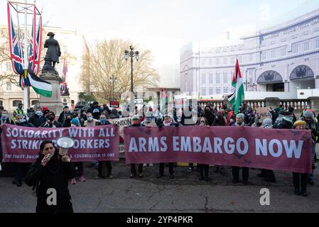 London, Großbritannien. 28. November 2024. Palästinensische Anhänger protestieren vor dem Eingang des Ministeriums für Wirtschaft und Handel und fordern ein Ende der britischen Waffenverkäufe an Israel, gegen die derzeit vom Internationalen Gerichtshof wegen Völkermordes ermittelt wird und dessen Anführer Benjamin Netanjahu vom Internationalen Strafgerichtshof wegen Kriegsverbrechen angeklagt wurde. Die Aktion war Teil eines Internationalen Tages der Solidarität mit dem palästinensischen Volk. Quelle: Ron Fassbender/Alamy Live News Stockfoto