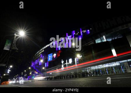 London, Großbritannien. November 2024. Eine allgemeine Ansicht außerhalb des Stadions vor dem Spiel der UEFA Europa League im Tottenham Hotspur Stadium, London. Der Bildnachweis sollte lauten: Paul Terry/SportimageLondon, England, 28. November 2024. Eine allgemeine Ansicht außerhalb des Stadions vor dem Spiel der UEFA Europa League im Tottenham Hotspur Stadium, London. Der Bildnachweis sollte lauten: Paul Terry/Sportimage Credit: Sportimage Ltd/Alamy Live News Stockfoto