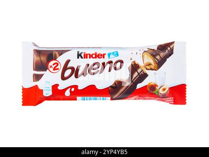 LONDON, UK - 31. OKTOBER 2024: Kinder Bueno cremige Haselnuss- und Milchschokolade-Sticks auf weißem Hintergrund. Stockfoto