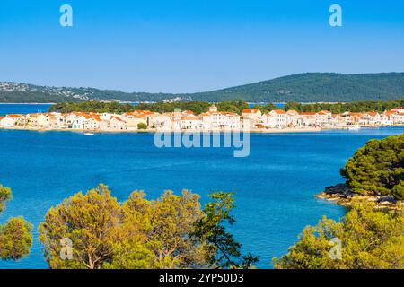 Fantastische Adria-Meereslandschaft, Insel Krapanj in der Nähe von Sibenik, Dalmatien, Kroatien, aus der Vogelperspektive Stockfoto