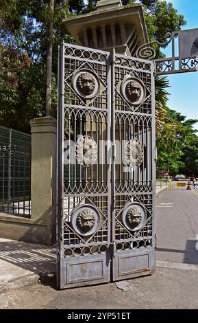 Metalltor mit dekorativem Kühlergrill auf Quinta da Boa Vista, Rio de Janeiro, Brasilien Stockfoto