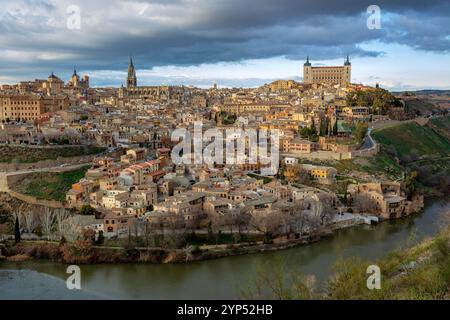 Toledo, Spanien. Alcazar und die antike Stadt auf einem Hügel über dem Fluss Tejo, Kastilien-la-Mancha mittelalterliche Attraktion von Espana Stockfoto