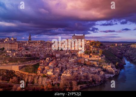 Toledo, Spanien. Alcazar und die antike Stadt auf einem Hügel über dem Fluss Tejo, Kastilien-la-Mancha mittelalterliche Attraktion von Espana Stockfoto