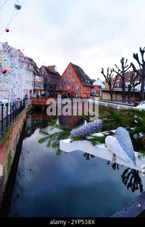 Weihnachten in Colmar, Frankreich. Im Vordergrund - Herz, Unebenheit und Kiefernzweig. Im Hintergrund - dekorative Weihnachtsbäume, Fachwerk Stockfoto