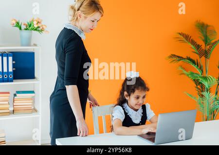 Lehrer unterrichten Laptop im Klassenzimmer Stockfoto