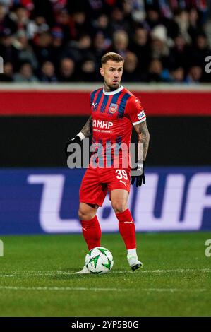 Heidenheim, Deutschland. November 2024. Niklas Dorsch (FC Heidenheim, 39) am Ball UEFA Conference League: FC Heidenheim - Chelsea FC, Heidenheim, Voith-Arena am 28.11.2024 Credit: dpa/Alamy Live News Stockfoto