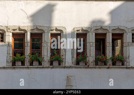 Annecy ist eine Bergstadt im Südosten Frankreichs. Bekannt für seine Vieille Ville mit Kopfsteinpflasterstraßen, gewundenen Kanälen und pastellfarbenen Häusern und Busi Stockfoto