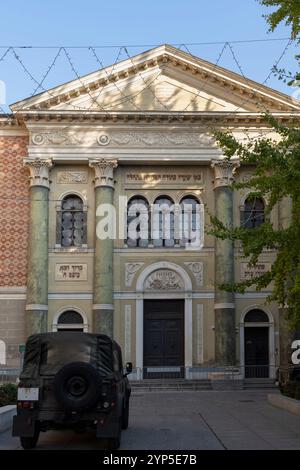 Die italienische Armee patrouilliert während des israelisch-Gaza-Krieges in der Großen Synagoge und gewährleistet die Sicherheit während der Spannungen. Jüdische Gemeinde. Modena, Italien, Europen Union, EU Stockfoto